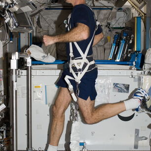 El astronauta de la NASA Dan Burbank entrenando con un sistema de arnés de alta tecnología para simular movimientos realistas