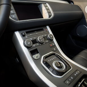 Kunststoffarmaturen in der Mittelkonsole eines Autos