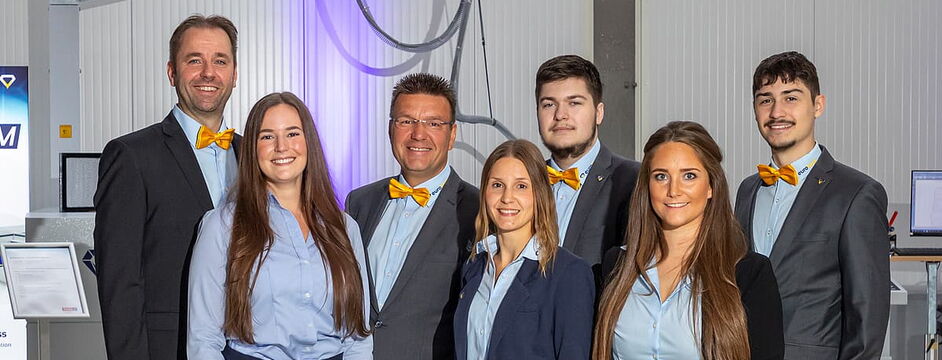Gruppenfoto der neuen eurolaser Geschäftsführung mit Laura Capone, Melanie Schreiner, Thorsten Brandt sowie den Gesellschaftern Matthias Kluczinski, Kim Dittmer, Nic und Tommi Lee Kluczinski – Aufnahme zur offiziellen Übergabe von Matthias Kluczinski nach