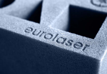 Präzise Lasergravur auf Polyurethan-Schaumstoff mit einer CO₂-Laserschneid- und Graviermaschine von eurolaser