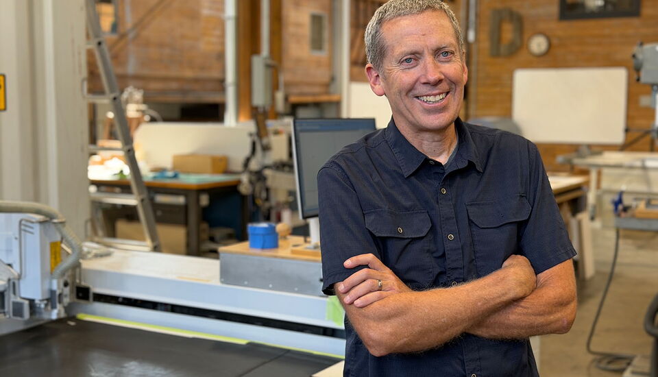 Bill Dieter, fundador y presidente de Terrazign Inc., frente a la máquina láser de corte eurolaser L-1200 utilizada para la fabricación precisa de prototipos
