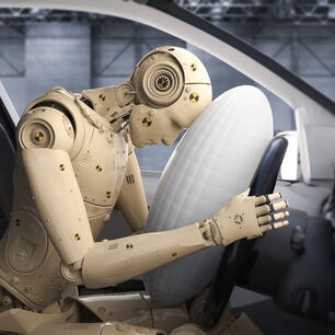 Crash-test avec mannequin dans l’habitacle d’un véhicule pour le développement et les essais de prototypes d’airbags