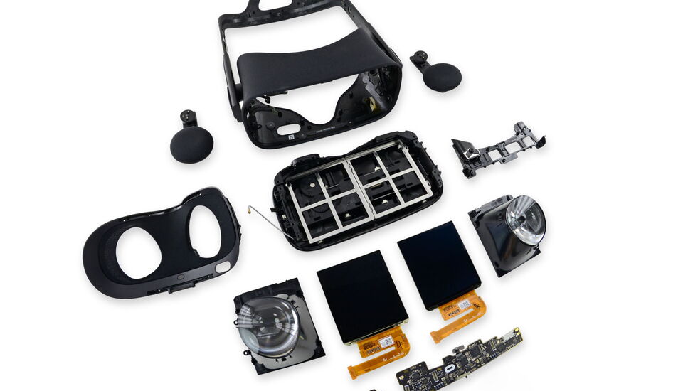 Gafas de realidad virtual Oculus Rift desmontadas con carcasa, lentes, pantallas y componentes electrónicos que ilustran el diseño de productos de alta tecnología y el desarrollo de prototipos
