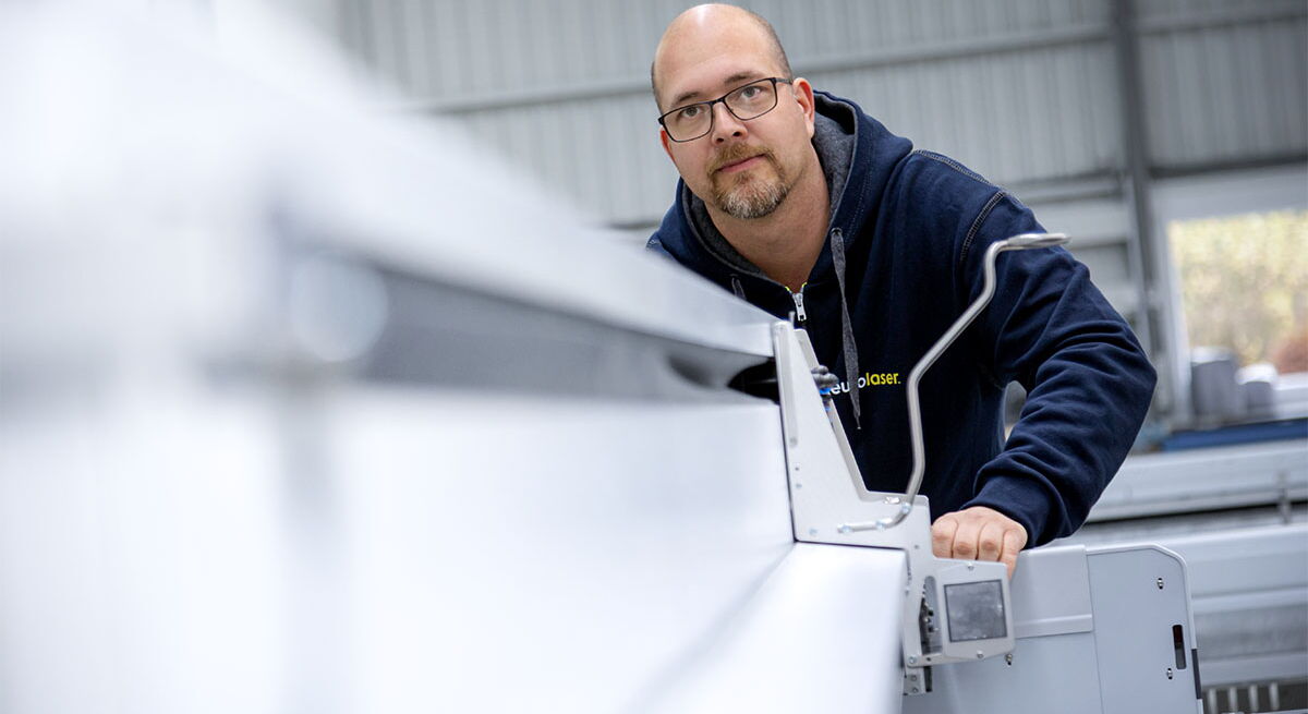 Stellenangebot: Servicetechniker (m/w/d) ab Lüneburg bei Hamburg – internationaler Außeneinsatz für Installation, Wartung, Schulung und Störungsbeseitigung von CO₂-Laserschneidmaschinen bei eurolaser