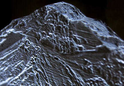 Grabar con láser vidrio acrílico y PLEXIGLAS® para crear un grabado 3D en relieve detallado con estructuras finas y un fascinante efecto táctil